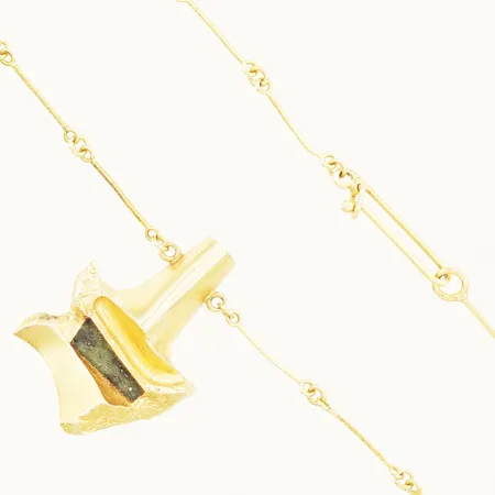 Collier Lapponia längd 42,5cm bredd 0,5mm hänge med grön sten 26x19mm gravyr 14K Vikt: 9,7 g