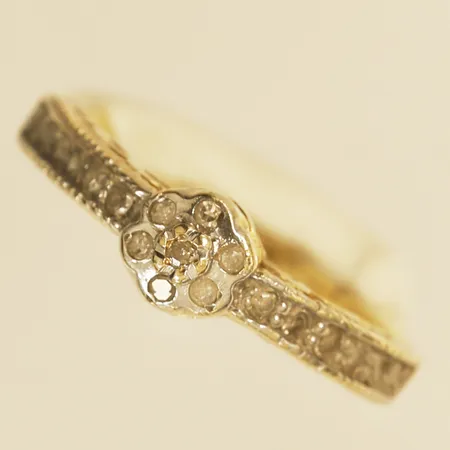Ring med diamanter ca 19xca0,01ct, stl: 16¼ bredd 5,5mm skev 14K Vikt: 2,4 g