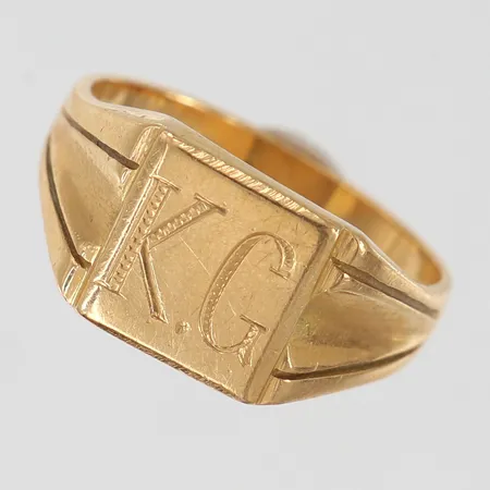 Klackring med monogram stl:19¼ bredd 3-11mm skev 18K.  Vikt: 6,2 g