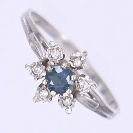 Ring med vita och blå sten stl:19½, bredd 1-10mm, importstämplad, vitguld 18K Vikt: 2,6 g
