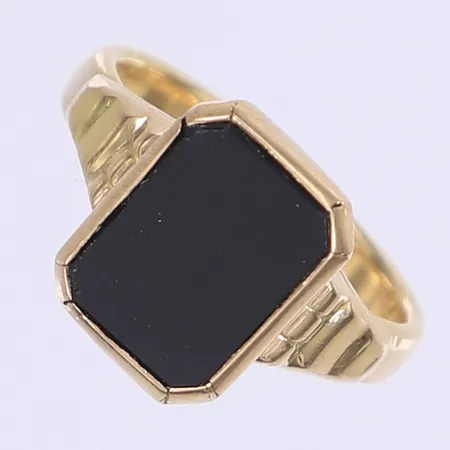 Ring med svart sten stl: 21¼ bredd 4-15mm 18K Vikt: 9,4 g