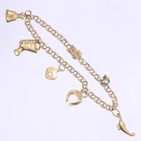 Armband Bismarck med fem berlocker längd 16,5cm bredd 4mm kistlås en berlock bucklig samt en ögla utan berlock 18K Vikt: 6,2 g