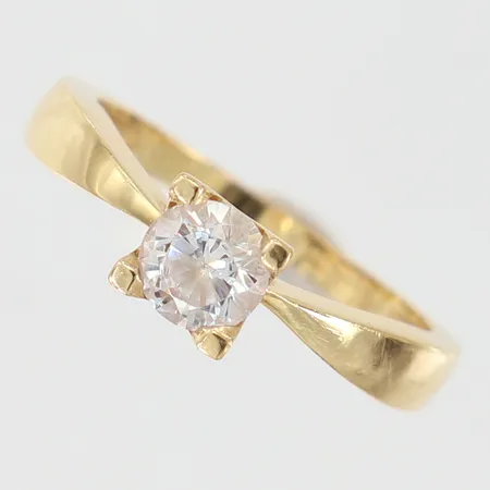 Ring med vit sten stl:15¾ bredd 1,5-5mm 18K Vikt: 2,4 g
