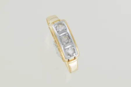 Ring med stenar stl:18 bredd 5 mm, 18K Vikt: 3 g