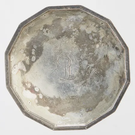Underlägg Wiwen Nilsson, Ø68mm, höjd 6mm, monogramgravyr, personliga gravyrer, år 1949, 925/1000 silver Vikt: 40,8g Vikt: 40,8 g