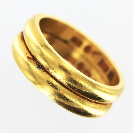 Ring dubbel stl:18½, bredd ca 12mm, gravyr, 23K Vikt: 13,6 g