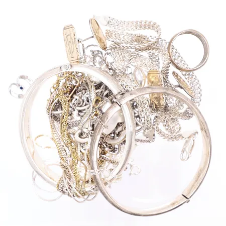 Diverse silver, delvis defekt, gravyr med sten silver 830-925/1000 Vikt: 131,5 g