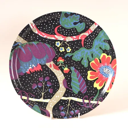 Bricka, Firma Svensk Tenn, mönster av Josef Frank, diameter 31cm, bruksslitage.