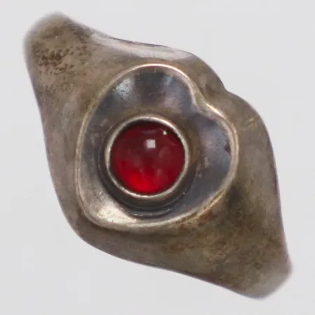 Ring hjärta röd sten stl:16½, bredd 2,2-10,8mm, avklippt skena, silver Vikt: 1,6 g