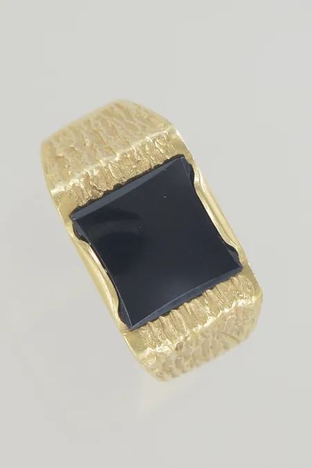 Ring med sten stl:20 bredd 11 mm 18K Vikt: 9,4 g