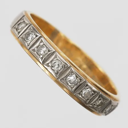 Ring med diamanter 10xca0,02ct åttkantslipade, stl:17¼, bredd 4mm, Petterssons Eftr Juvelerar Ab år 1965, tvåfärgad, gravyr, 18K Vikt: 3,8 g