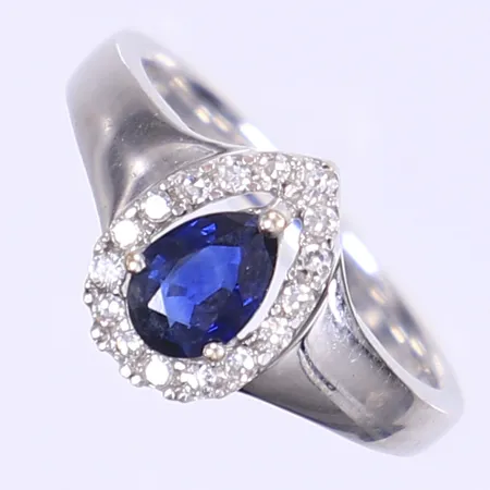 Ring med diamanter 16x ca 0,01ct samt blå droppslipad safir 1x ca 0,49ct stl:17½, bredd 2-12mm, guldfynd, vitguld 18K Vikt: 5,2 g