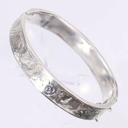 Armring med graverad dekor engelska stämplar 1900-talets mitt 65x55cm gravyr daterad 1954 svensk importstämpel buckligt silver (sannolikt) 925/1000 Vikt: 14,4 g