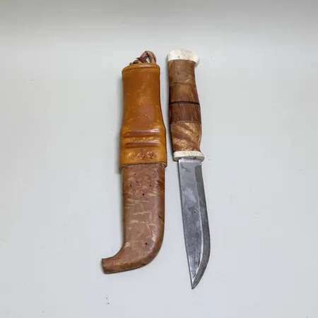 Samekniv längd ca 24cm, bladets längd ca 11cm, slida i trä och läder.