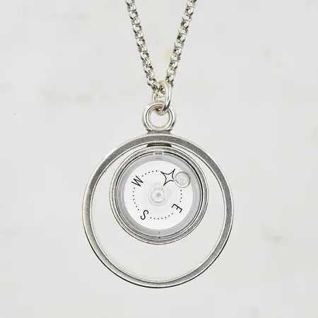 Kedja med tillhörande hänge i form av kompass Suunto Guiding Star, Kalevala Koru, design Lina Simons, kedja längd 75cm, hänge Ø34mm, etui, silver 925/1000. Vikt: 39,4 g