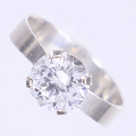 Ring med vit sten stl: 17 bredd 3-8mm svenska stämplar 1970 silver 830/1000 Vikt: 1,7 g