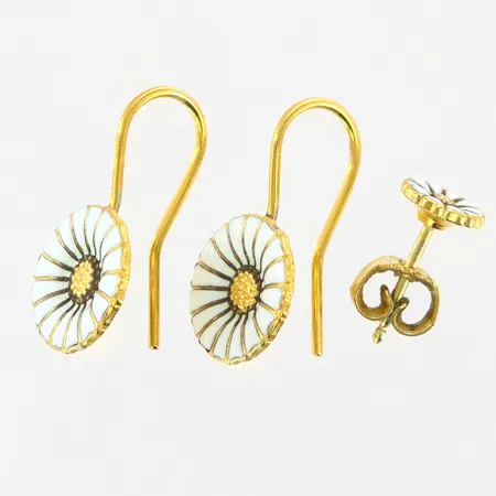 Örhängen ett par samt ett udda, Georg Jensen, Daisy, förgyllt med vit emalj, 925/1000 silver Vikt: 3,2 g