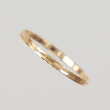 Ring med mönsterdekor stl:17, bredd 1,4mm, 18K Vikt: 0,5 g