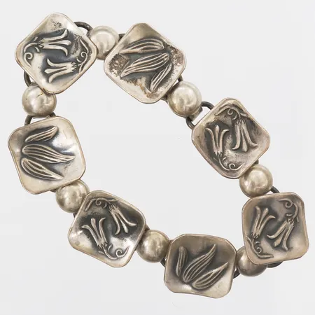 Armband med floral dekor, Victor Janson Guldvaru Ab, Lindesberg, 1957, längd 17cm, bredd 17mm, slitage, mindre bucklor, 830/1000 silver.  Vikt: 22,7 g