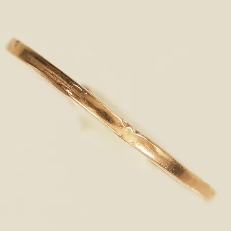 Ring stl:16¾ bredd 1,2mm, skev/hack i skena 9K Vikt: 1 g