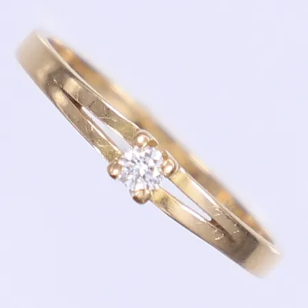 Ring GFAB med diamant 1 x ca 0,07ct enligt gravyr stl: 18¼ bredd 2-3mm 18K Vikt: 1,9 g