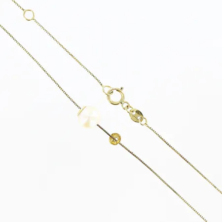 Collier med odlad pärla 44,5cm, kedjans bredd ca 1mm, pärla Ø6mm, 18K Vikt: 1,4 g