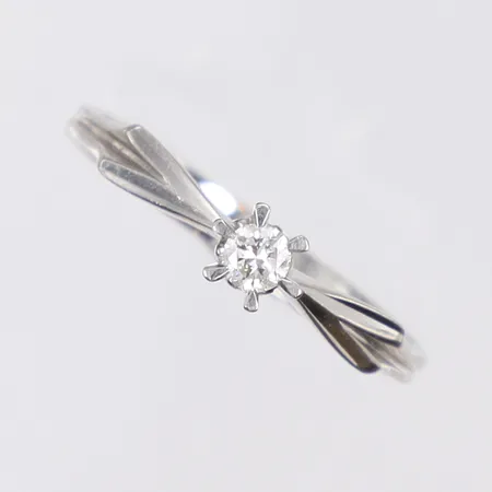 Ring med diamant 1x0,08ct, stl:16½, bredd 3-4mm, vitguld, 18K Vikt: 2 g