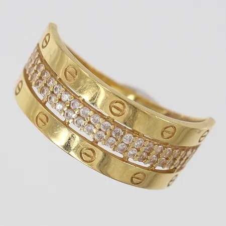Ring med vita stenar stl:18 bredd 2,8-8mm ostämplat 18K.  Vikt: 3 g