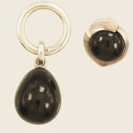 Två hängen med svart sten längd 14,5-23mm bredd 12,2-14,6mm GHA 925/1000 silver  Vikt: 7,1 g