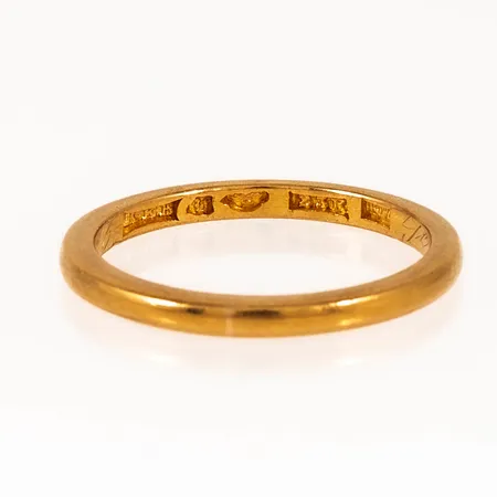 Ring slät stl:19 bredd 2mm, höjd 2mm, gravyr, 23K 4,6g. 