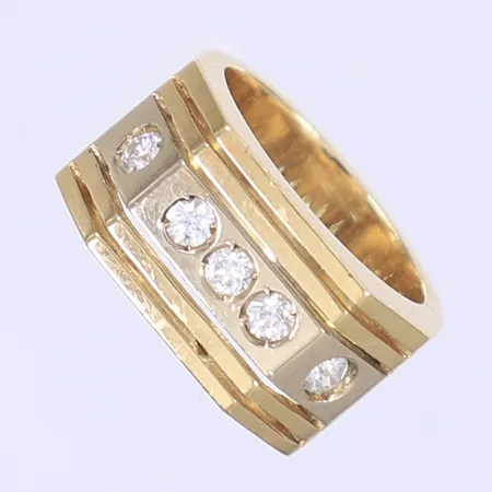 Ring med vita stenar stl 15¾, bredd 10mm, 18K Bruttovikt: 10,5g Vikt: 10,5 g