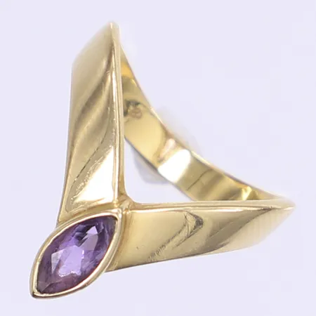 Ring med lila sten stl: 17½ bredd 3-9mm 18K Vikt: 4 g