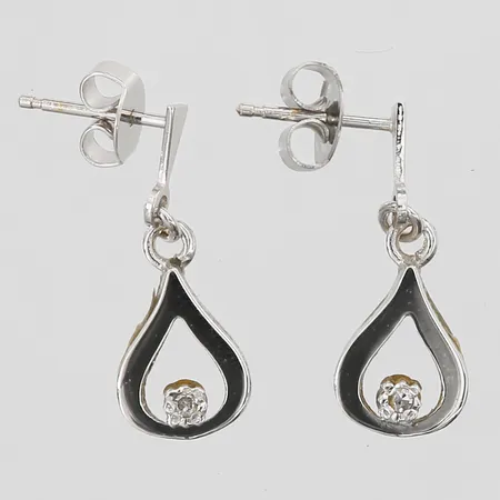 Örhängen med diamanter 2xca0,01ct åttkantslipade, längd 21mm, bredd 8mm, vitguld, en snurrebuss i vitmetall, 18K  Vikt: 2,7 g