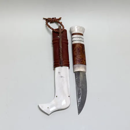 Samekniv Sven Nikka år 1994, längd ca 20cm, bladets längd ca 7cm, slida i ben och läder.