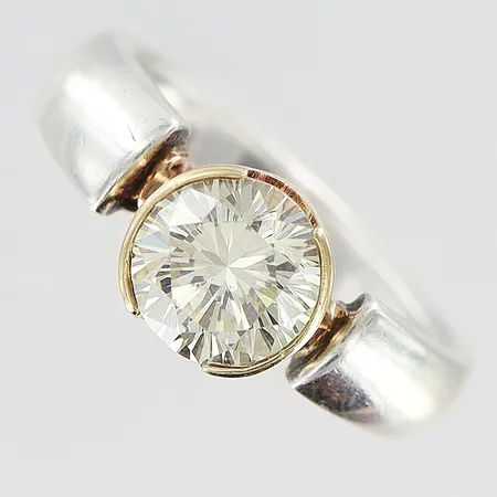 Ring stl:18, bredd 4-7mm, svagt gultonad sten Ø7mm förgylld fattning, BT, silver 830/1000. Vikt: 6,6 g