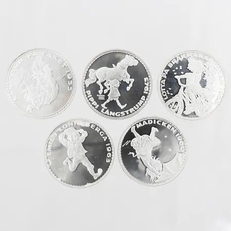 Fem samlingsmedaljer, ur Astrid Lindgrens Medaljsamling, Ø39mm, med plastetuier, i etui och certifikat, 999/1000 silver. Vikt: 134,2 g