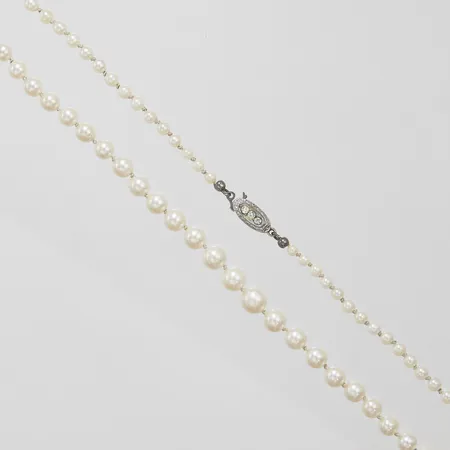Pärlcollier, längd 52,5cm, bredd 3-7mm, silverlås 830/1000 Brv: 13,9g Vikt: 13,9 g