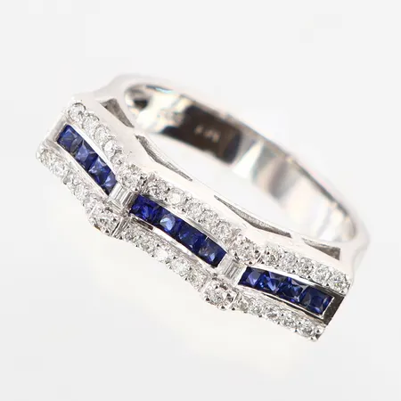 Ring diamanter 36st totalt  0,30ctv safirer 12st totalt 0,60ctv enligt intyg, stl:17¼ bredd 3-5mm vitguld värderingsintyg från Stones 14K.  Vikt: 4,6 g
