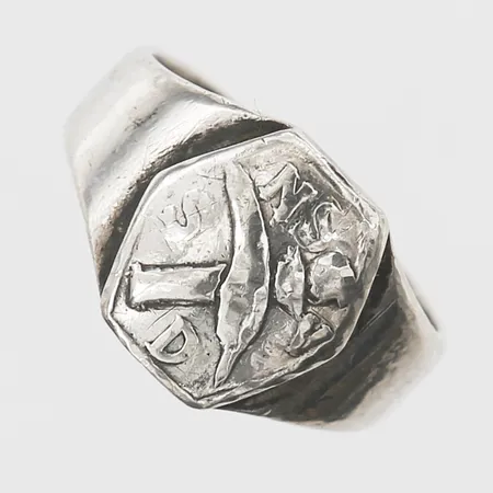 Ring med dekor i relief stl 16½, Sixten Allvin & Co, Vetlanda, slitage, bucklor, 830/1000 silver.   Vikt: 4,3 g