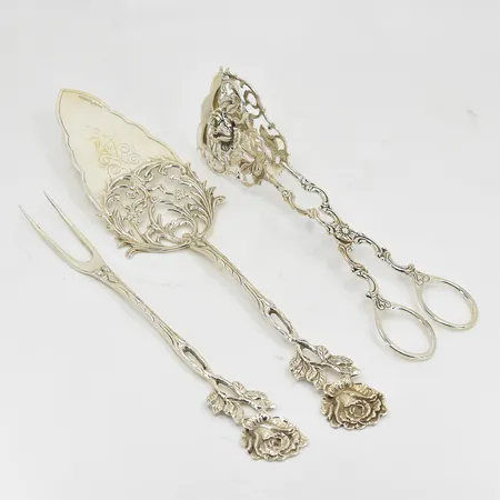 Serveringsbestick med genombruten rosdekor, GEWE Malmö, tårtspade, tång & plockgaffel, längd 17-23½cm, tillverkade E9/1955, silver. Vikt: 155,3 g