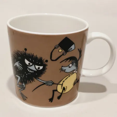 Muminmugg Stinky i farten brun, Arabia Finland höjd 8cm Ø8cm märkt QC0824 etikettmärkt porslin 