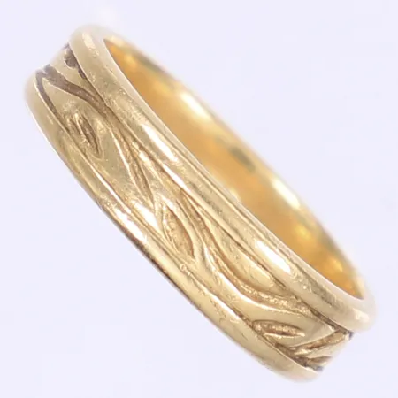 Ring mönstrad stl:19¾, bredd 5mm, gravyr, 18K Vikt: 8,5 g