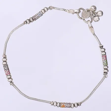 Fotlänk med bjällror och emaljdekor längd 28cm bredd 2-4mm bruksslitage ostämplat silver Vikt: 15,6 g