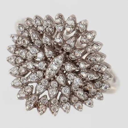 Ring med vita stenar stl:18¼ bredd 2-18,5mm ostämplat silver  Vikt: 4,1 g