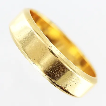 Ring slät stl:19¾, bredd ca 5mm, gravyr, 18K Vikt: 6,8 g
