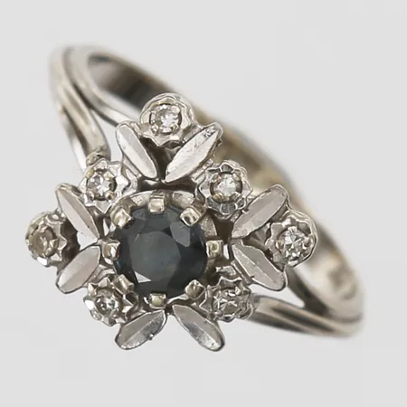 Ring med safir och diamanter 7xca0,01ct åttkantslipade stl:16½, bredd 2-11mm, vitguld, del saknas, 14K Vikt: 2,7 g