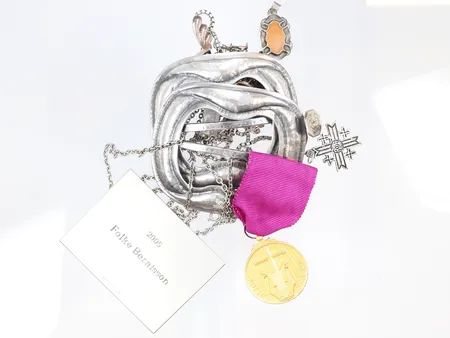 Diverse silver, delvis defekt med stenar och tygband silver 830-925/1000 Vikt: 221,2 g