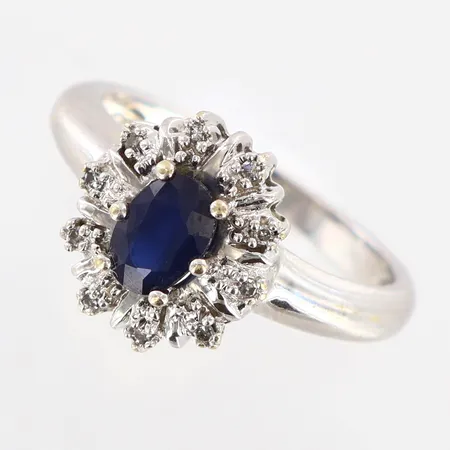 Ring med diamanter totalt 0,05ctv samt safir stl:16½, bredd:2-10mm, GHA, vitguld, 18K Vikt: 4,3 g