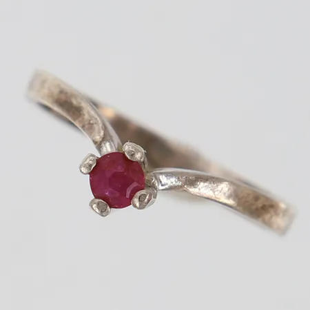 Ring med röd sten stl:17¼ bredd 2,5-5mm Silver 925/1000.  Vikt: 1,6 g