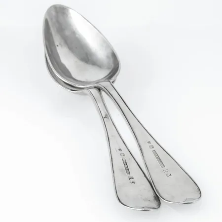 Två antika matskedar i silver. Tillverkade 1823 av Niklas Ramberg i Lund. 218 mm. 134,6g 830/1000. Monogramgravyr.